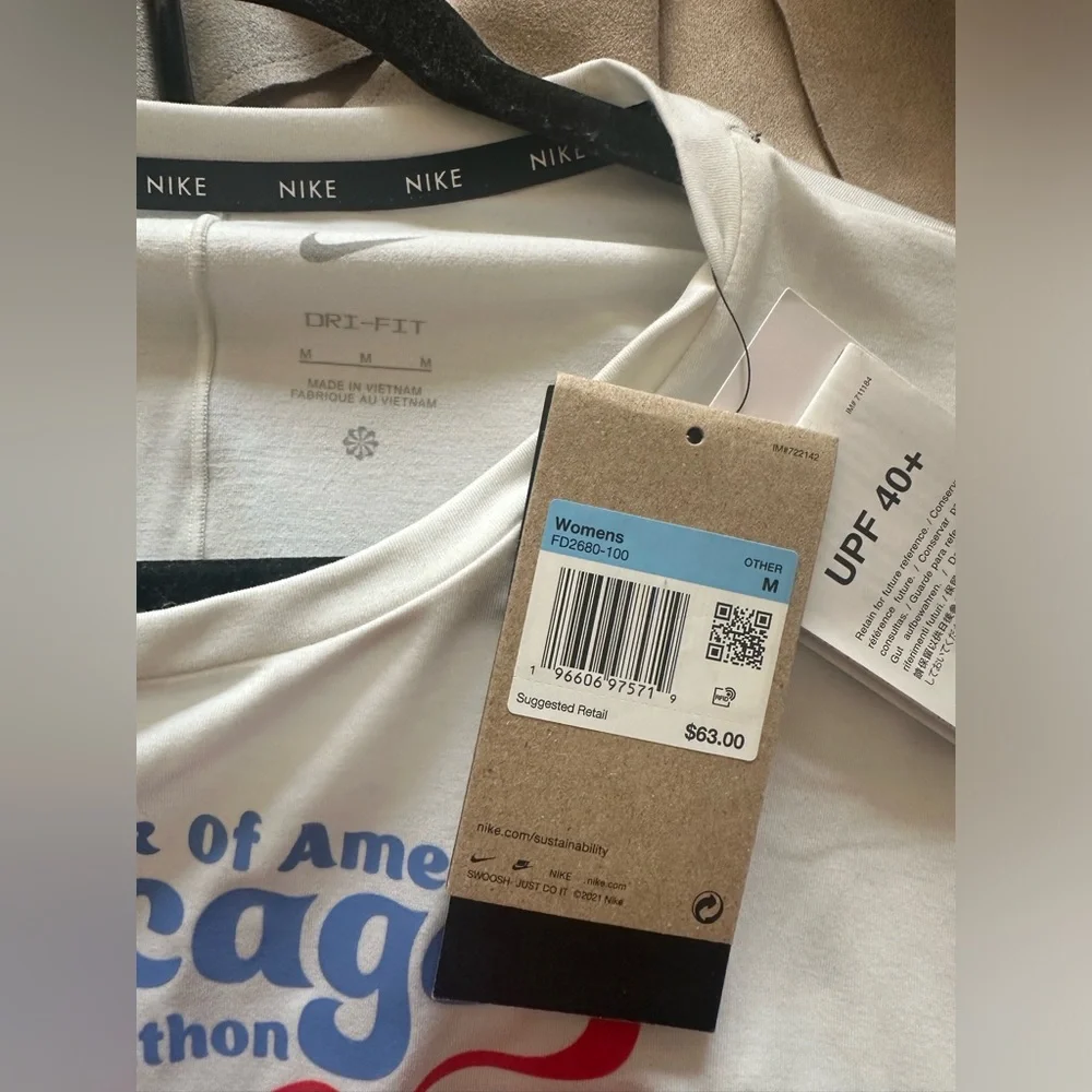 🌟Nike Women’s White Chicago Marathon Finisher 2023 Tee Size L NWT